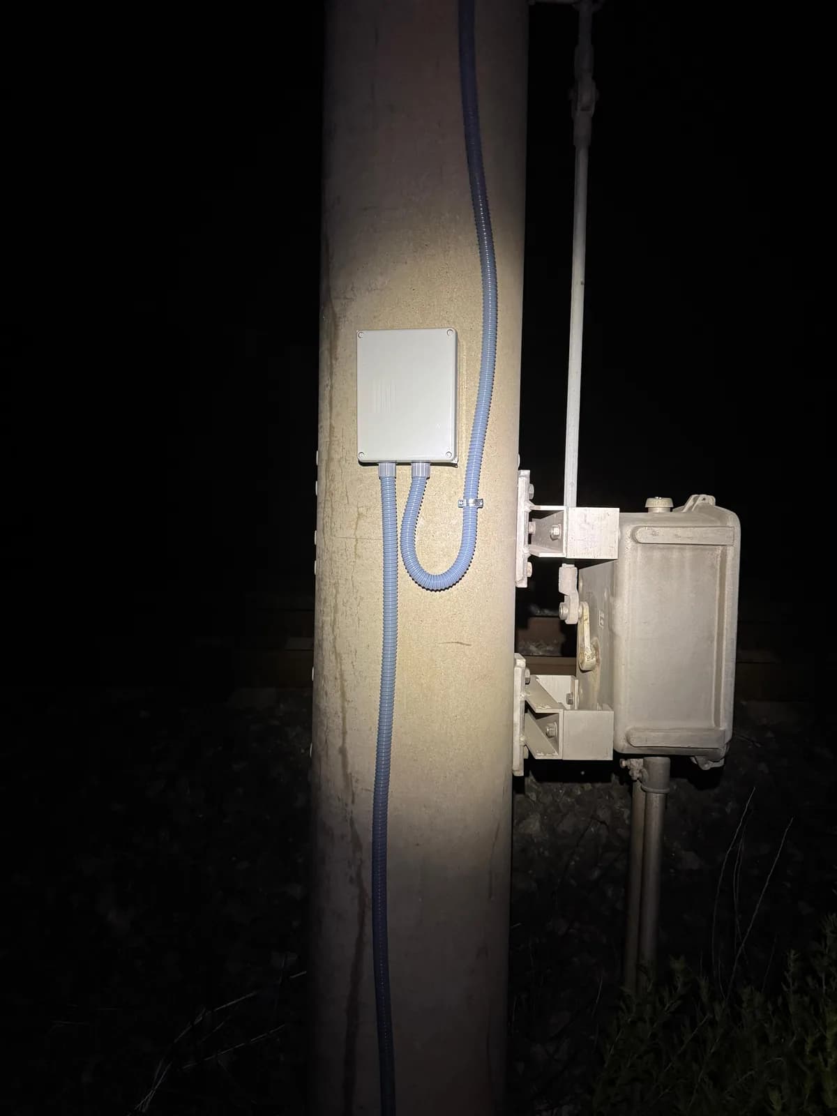 Caja de medida instalada en un poste de catenaria durante una ventana de trabajo nocturna